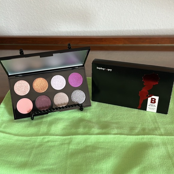 “That’s so Betty” BettyBoop x Ipsy 
Eyeshadow Palette & dbd 5 Brush Set - Picture 2 of 11